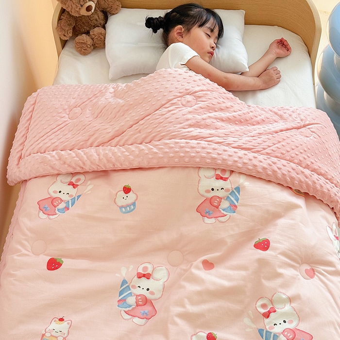 91家纺网 家纺一手货源 找家纺 2025新款3D触感全棉豆豆被儿童豆豆被春秋被冬被幼儿园被子 萌小兔-一体款