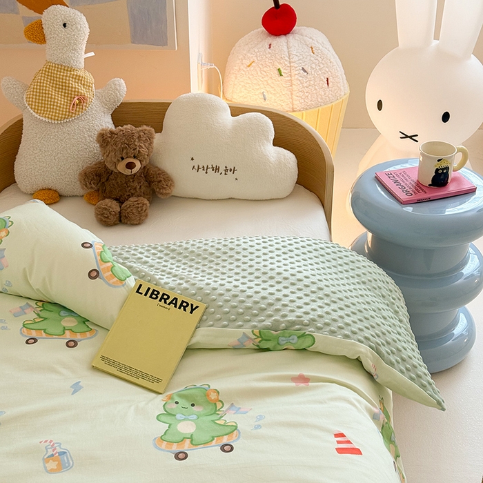 91家纺网 家纺一手货源 找家纺 2025新款3D触感全棉豆豆被儿童豆豆被春秋被冬被幼儿园被子 恐龙宝宝-可拆款