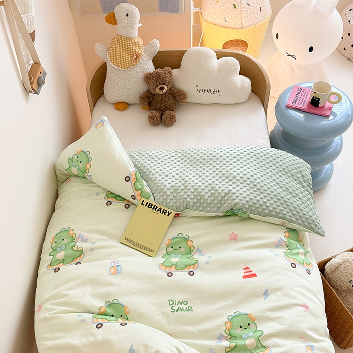 91家纺网 家纺一手货源 找家纺 2025新款3D触感全棉豆豆被儿童豆豆被春秋被冬被幼儿园被子 恐龙宝宝-可拆款