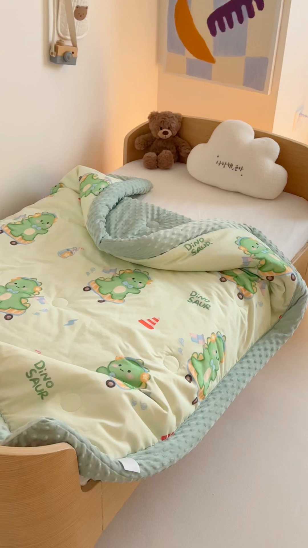91家纺网 家纺一手货源 找家纺 2025新款3D触感全棉豆豆被儿童豆豆被春秋被冬被幼儿园被子 恐龙宝宝-可拆款