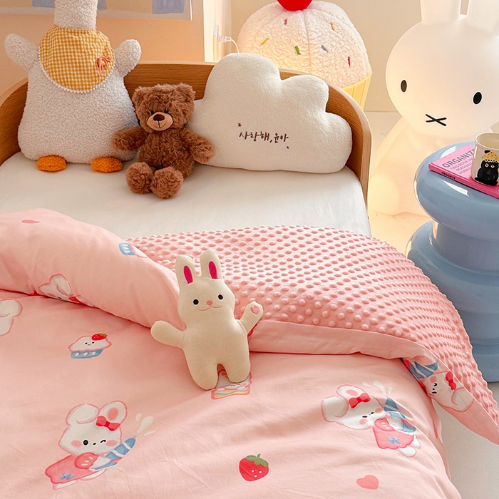 91家纺网 家纺一手货源 找家纺 2025新款3D触感全棉豆豆被儿童豆豆被春秋被冬被幼儿园被子 萌小兔-可拆款