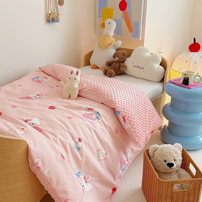 91家纺网 家纺一手货源 找家纺 2025新款3D触感全棉豆豆被儿童豆豆被春秋被冬被幼儿园被子 萌小兔-可拆款