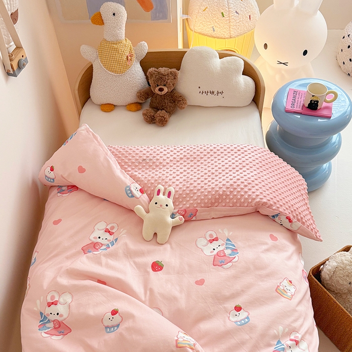 91家纺网 家纺一手货源 找家纺 2025新款3D触感全棉豆豆被儿童豆豆被春秋被冬被幼儿园被子 萌小兔-可拆款