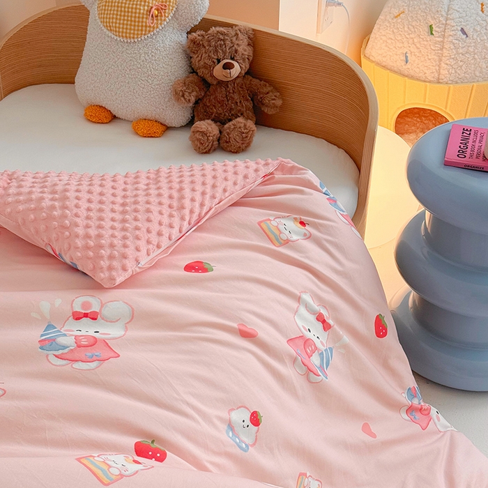 91家纺网 家纺一手货源 找家纺 2025新款3D触感全棉豆豆被儿童豆豆被春秋被冬被幼儿园被子 萌小兔-可拆款