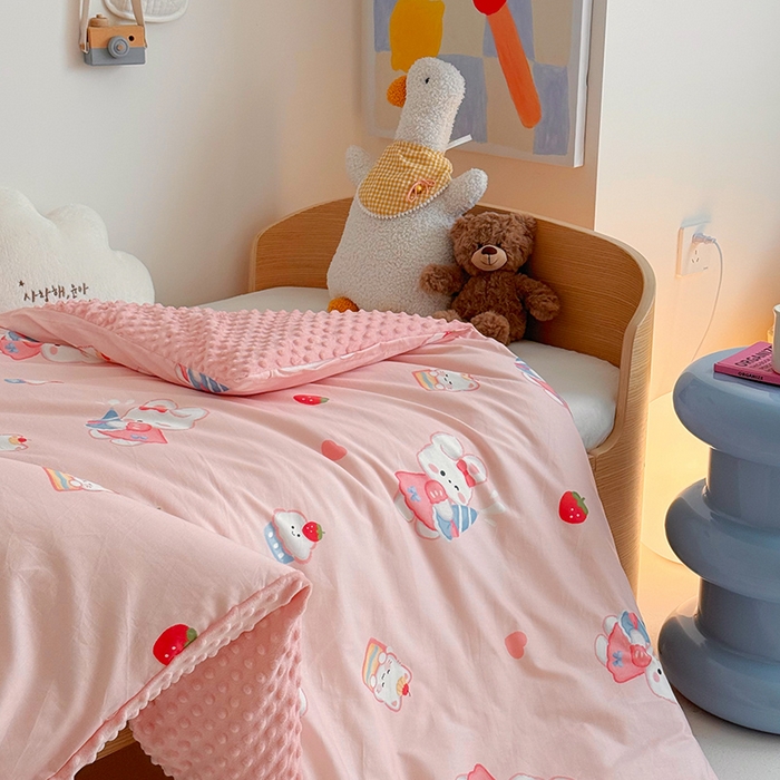 91家纺网 家纺一手货源 找家纺 2025新款3D触感全棉豆豆被儿童豆豆被春秋被冬被幼儿园被子 萌小兔-可拆款