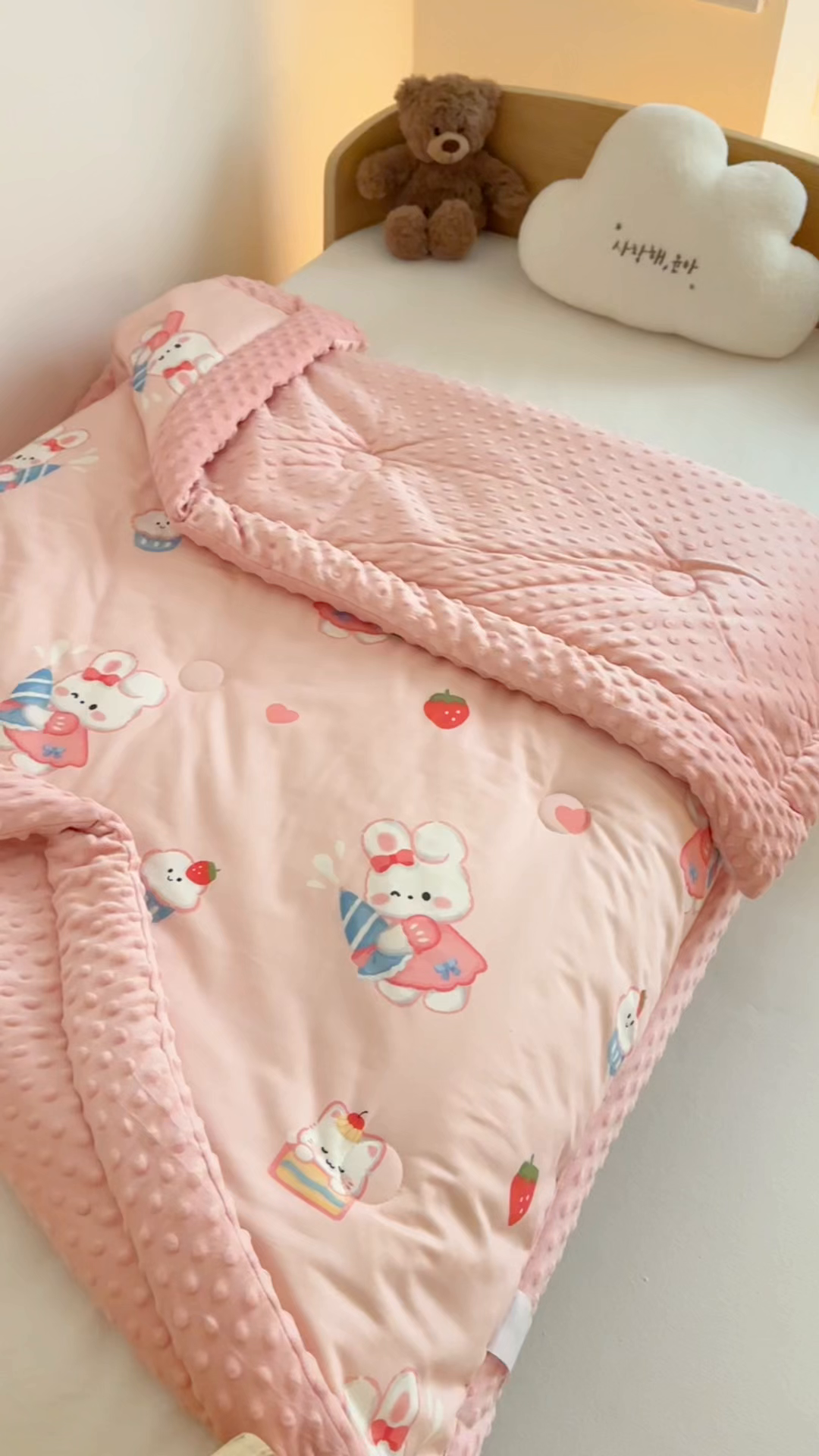 91家纺网 家纺一手货源 找家纺 2025新款3D触感全棉豆豆被儿童豆豆被春秋被冬被幼儿园被子 萌小兔-可拆款