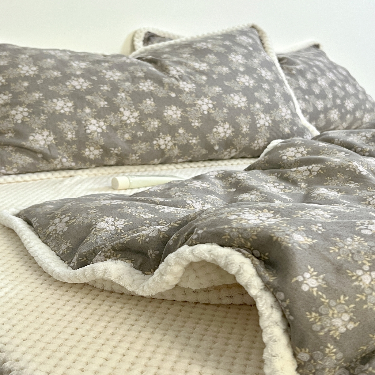 91家纺网 家纺一手货源 找家纺 荣轩 2025秋冬必备新品棉加绒华夫格提花绒工艺款四件套（铺床版）灰屿黄花