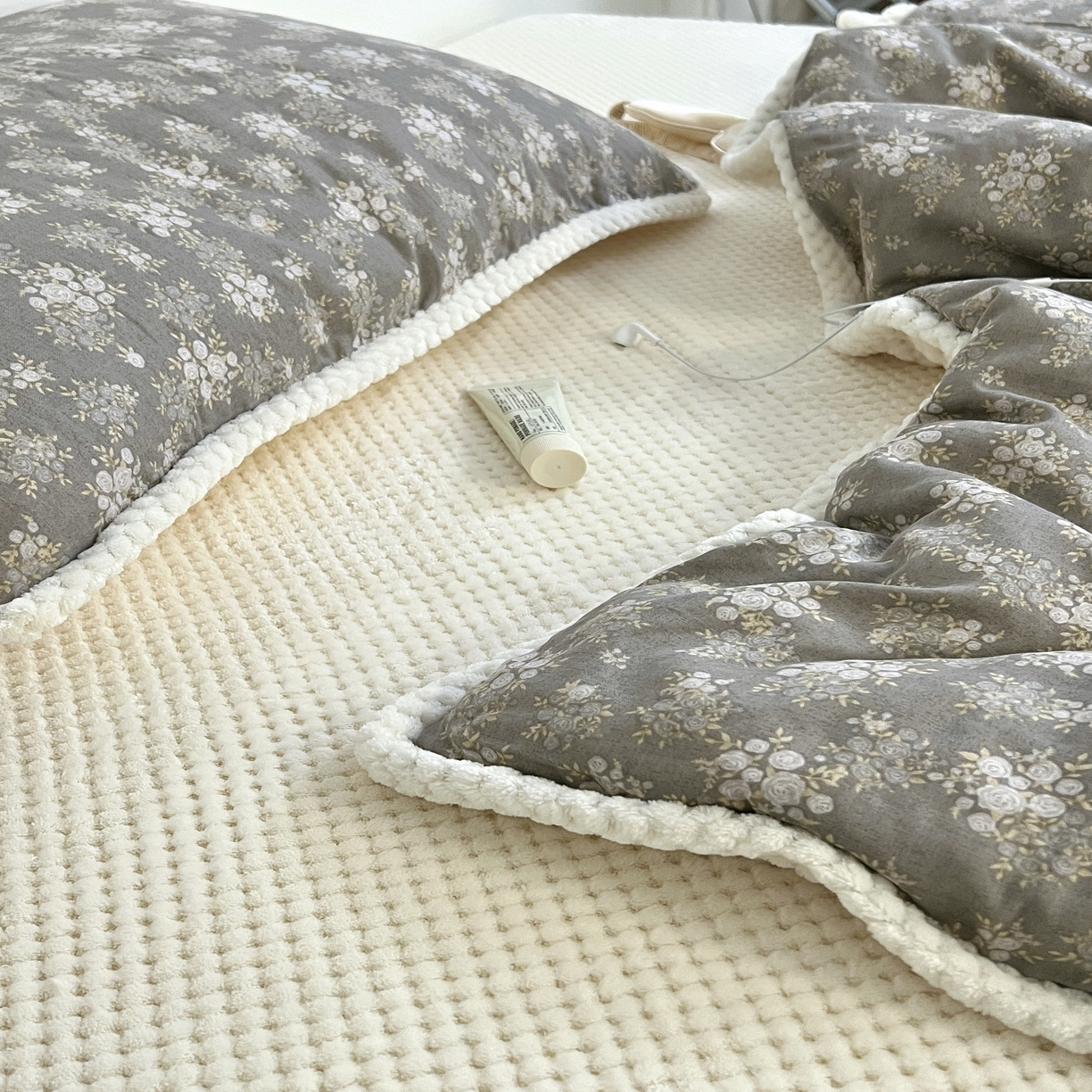 91家纺网 家纺一手货源 找家纺 荣轩 2025秋冬必备新品棉加绒华夫格提花绒工艺款四件套（铺床版）灰屿黄花