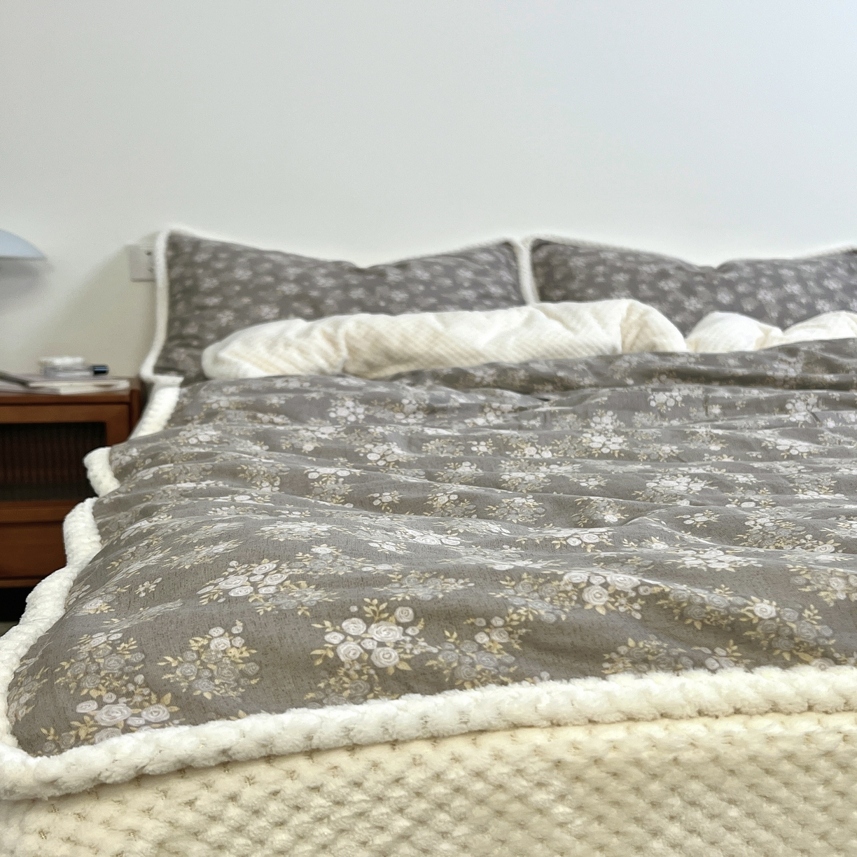 91家纺网 家纺一手货源 找家纺 荣轩 2025秋冬必备新品棉加绒华夫格提花绒工艺款四件套（铺床版）灰屿黄花