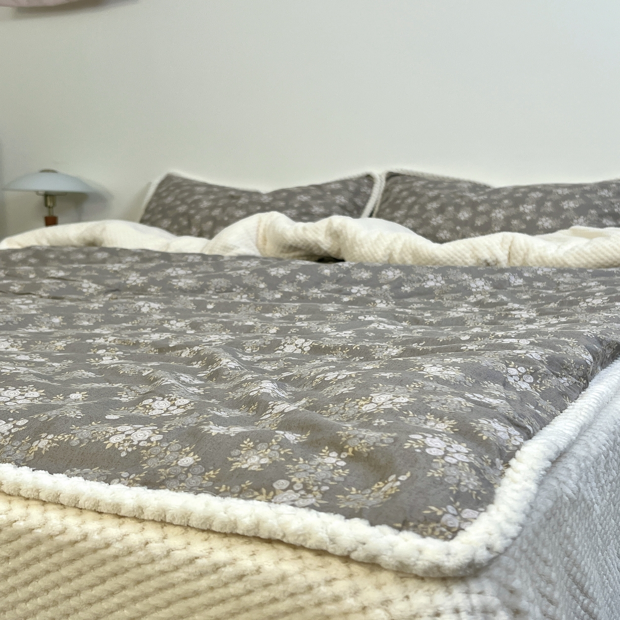 91家纺网 家纺一手货源 找家纺 荣轩 2025秋冬必备新品棉加绒华夫格提花绒工艺款四件套（铺床版）灰屿黄花