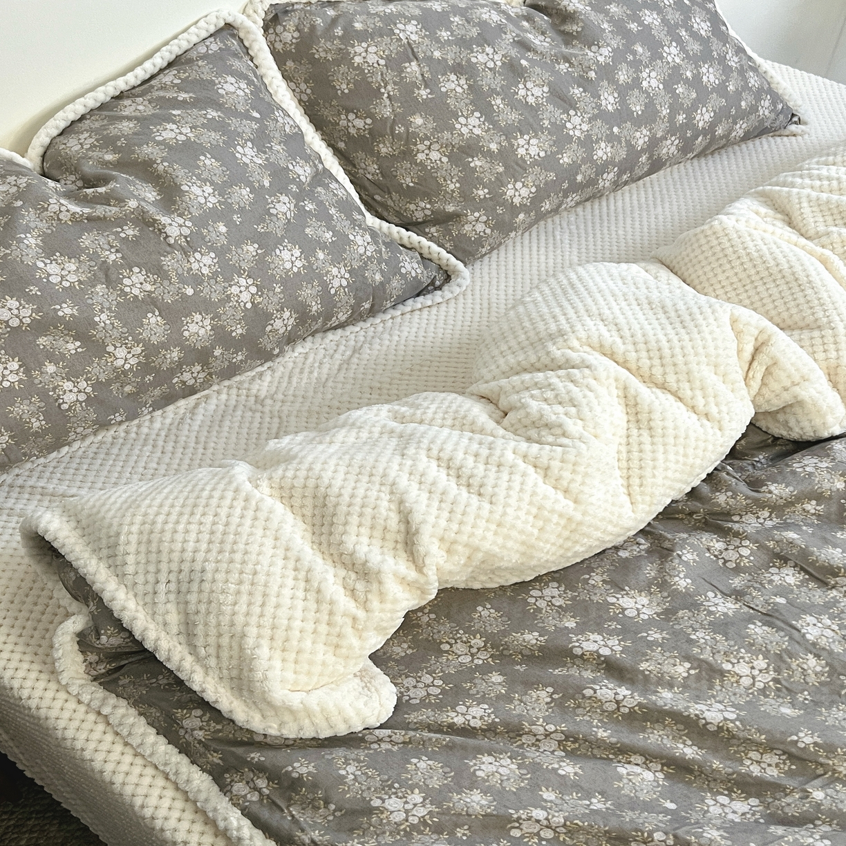 91家纺网 家纺一手货源 找家纺 荣轩 2025秋冬必备新品棉加绒华夫格提花绒工艺款四件套（铺床版）灰屿黄花