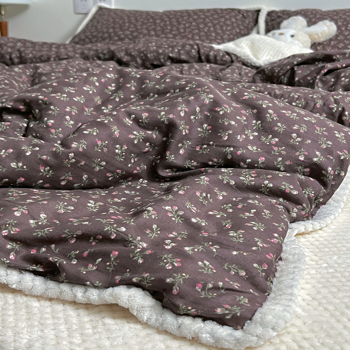 91家纺网 家纺一手货源 找家纺 荣轩 2025秋冬必备新品棉加绒华夫格提花绒工艺款四件套（铺床版）境禾-咖