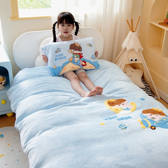 91家纺网 家纺一手货源 找家纺 鱼宝 2025新款毛巾绣牛奶绒被套被芯套件 飞行梦