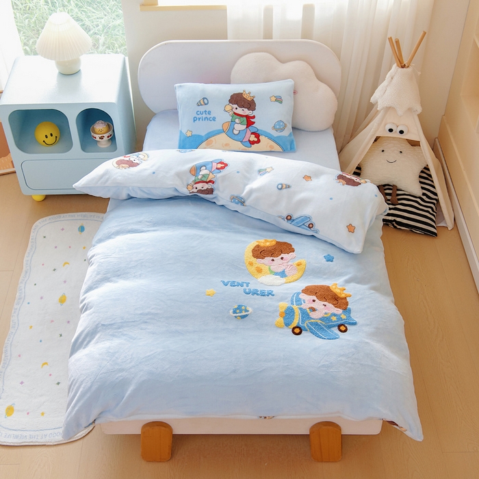 91家纺网 家纺一手货源 找家纺 鱼宝 2025新款毛巾绣牛奶绒被套被芯套件 飞行梦