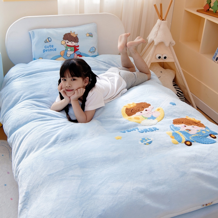 91家纺网 家纺一手货源 找家纺 鱼宝 2025新款毛巾绣牛奶绒被套被芯套件 飞行梦