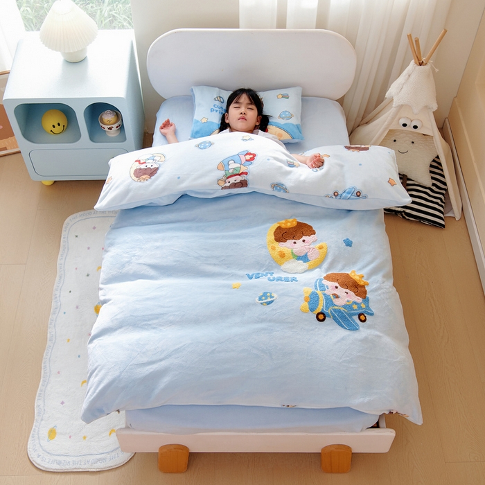 91家纺网 家纺一手货源 找家纺 鱼宝 2025新款毛巾绣牛奶绒被套被芯套件 飞行梦