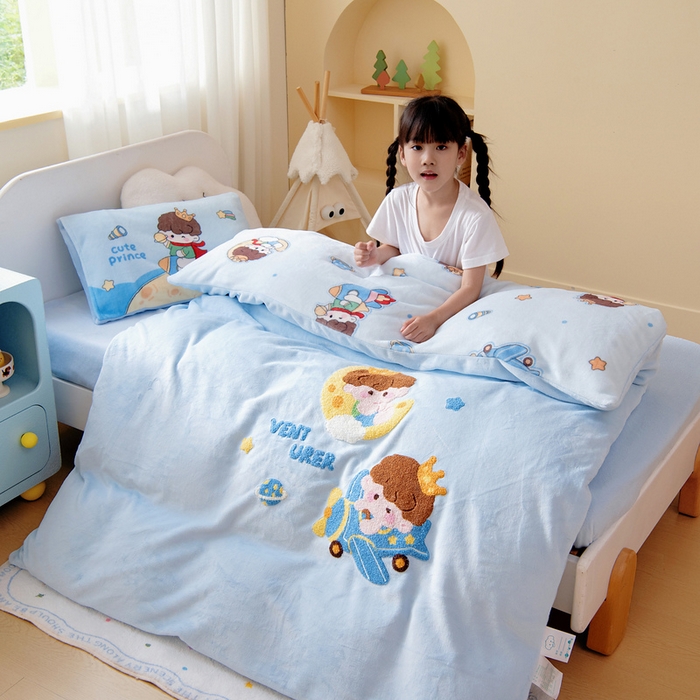 91家纺网 家纺一手货源 找家纺 鱼宝 2025新款毛巾绣牛奶绒被套被芯套件 飞行梦