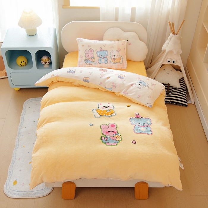 91家纺网 家纺一手货源 找家纺 鱼宝 2025新款毛巾绣牛奶绒被套被芯套件 卡米拉