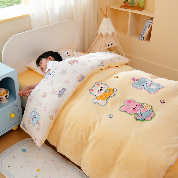 91家纺网 家纺一手货源 找家纺 鱼宝 2025新款毛巾绣牛奶绒被套被芯套件 卡米拉