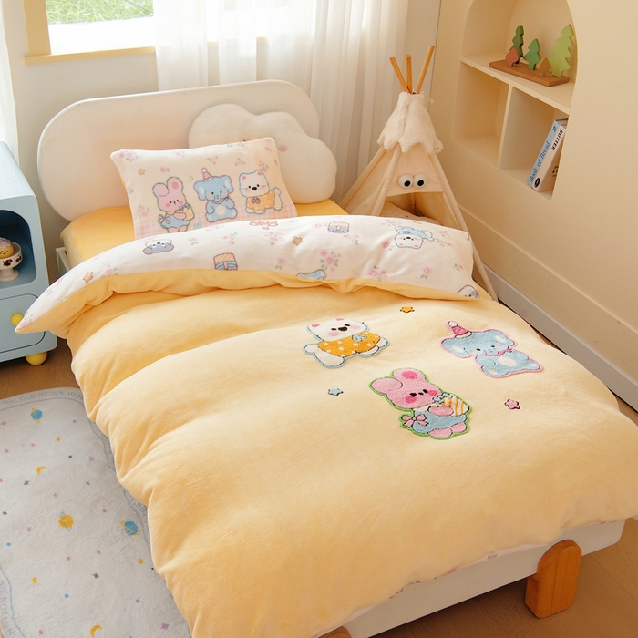 91家纺网 家纺一手货源 找家纺 鱼宝 2025新款毛巾绣牛奶绒被套被芯套件 卡米拉