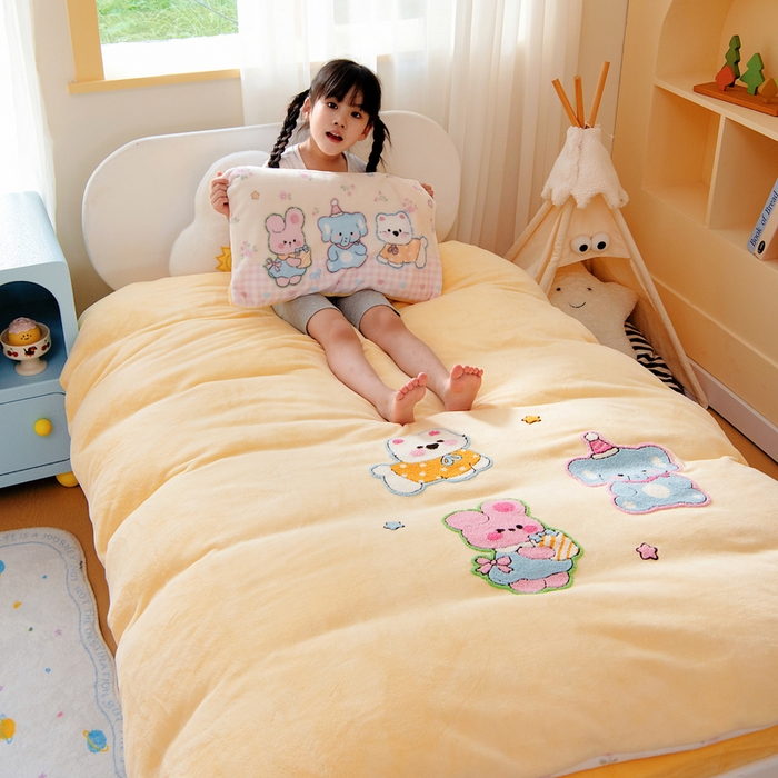 91家纺网 家纺一手货源 找家纺 鱼宝 2025新款毛巾绣牛奶绒被套被芯套件 卡米拉