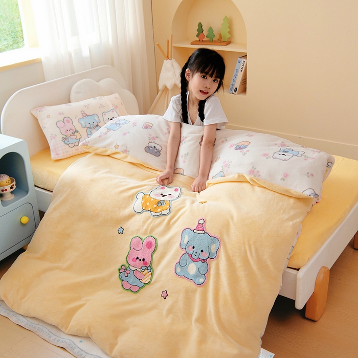 91家纺网 家纺一手货源 找家纺 鱼宝 2025新款毛巾绣牛奶绒被套被芯套件 卡米拉