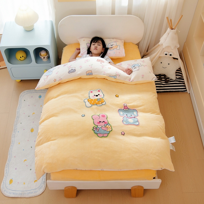 91家纺网 家纺一手货源 找家纺 鱼宝 2025新款毛巾绣牛奶绒被套被芯套件 卡米拉