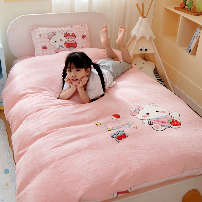 91家纺网 家纺一手货源 找家纺 鱼宝 2025新款毛巾绣牛奶绒被套被芯套件 糖糖猫