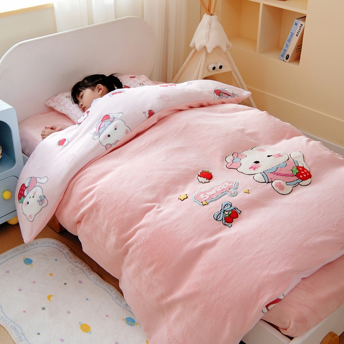 91家纺网 家纺一手货源 找家纺 鱼宝 2025新款毛巾绣牛奶绒被套被芯套件 糖糖猫