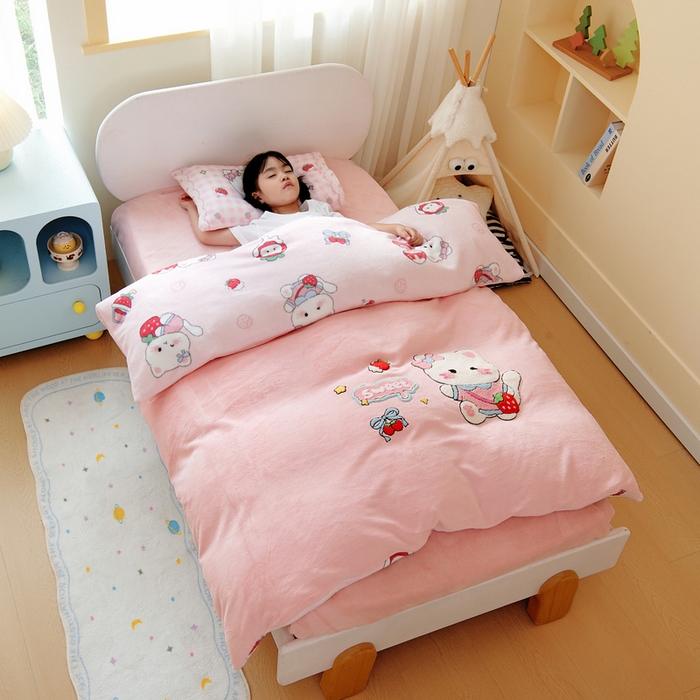 91家纺网 家纺一手货源 找家纺 鱼宝 2025新款毛巾绣牛奶绒被套被芯套件 糖糖猫