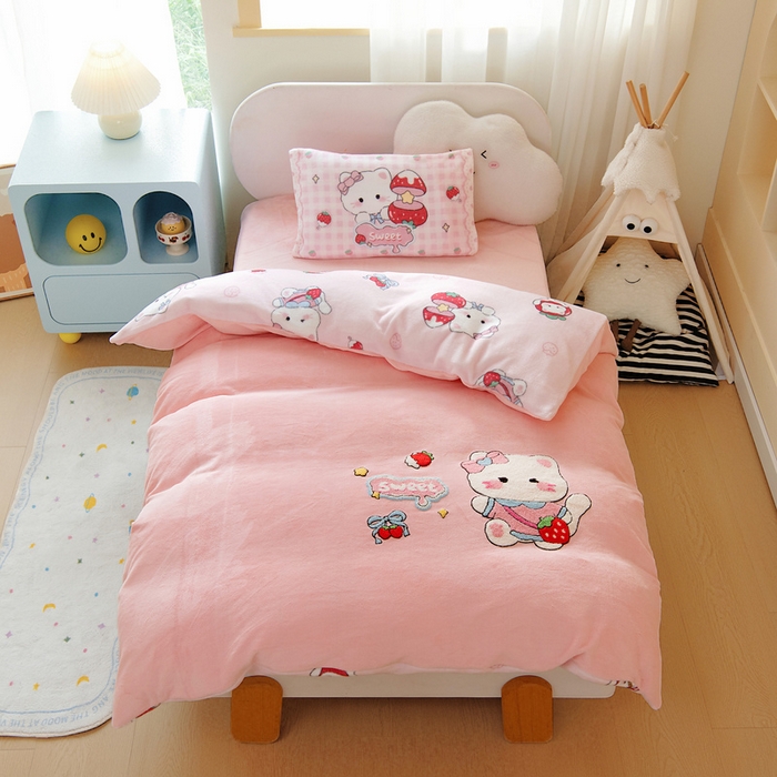 91家纺网 家纺一手货源 找家纺 鱼宝 2025新款毛巾绣牛奶绒被套被芯套件 糖糖猫