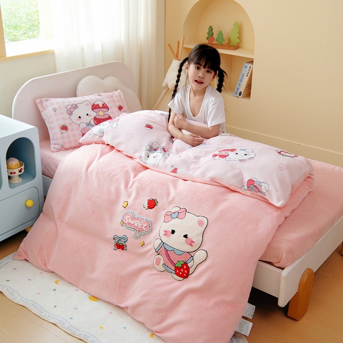 91家纺网 家纺一手货源 找家纺 鱼宝 2025新款毛巾绣牛奶绒被套被芯套件 糖糖猫