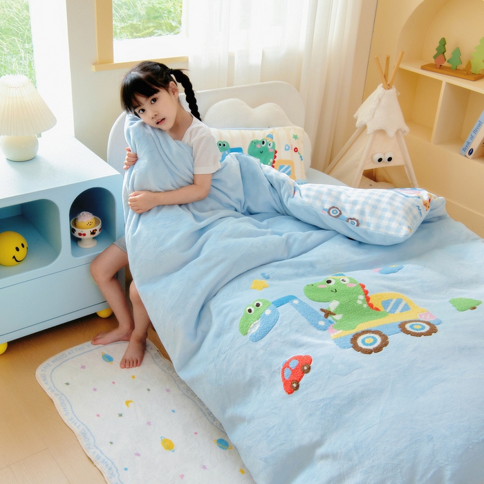 91家纺网 家纺一手货源 找家纺 鱼宝 2025新款毛巾绣牛奶绒被套被芯套件 淘气恐龙