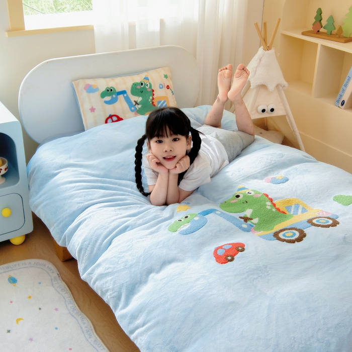 91家纺网 家纺一手货源 找家纺 鱼宝 2025新款毛巾绣牛奶绒被套被芯套件 淘气恐龙