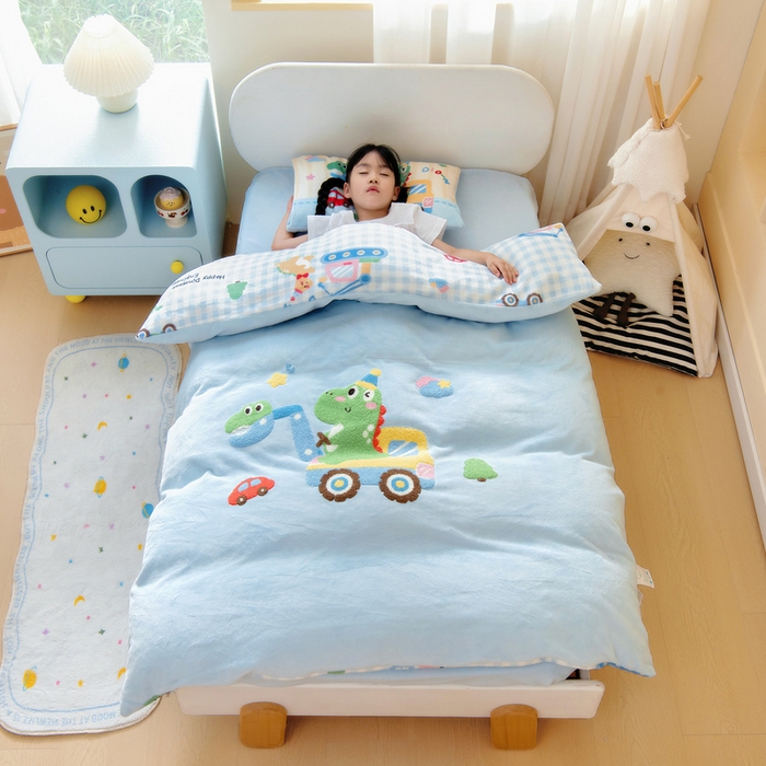 91家纺网 家纺一手货源 找家纺 鱼宝 2025新款毛巾绣牛奶绒被套被芯套件 淘气恐龙