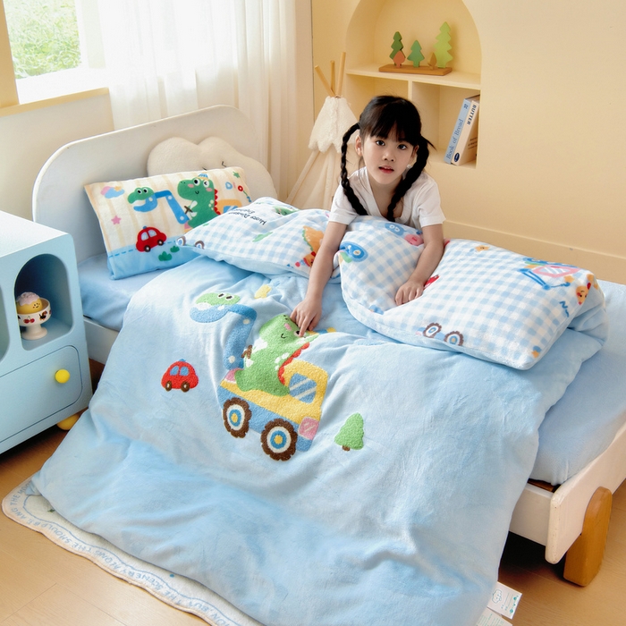 91家纺网 家纺一手货源 找家纺 鱼宝 2025新款毛巾绣牛奶绒被套被芯套件 淘气恐龙