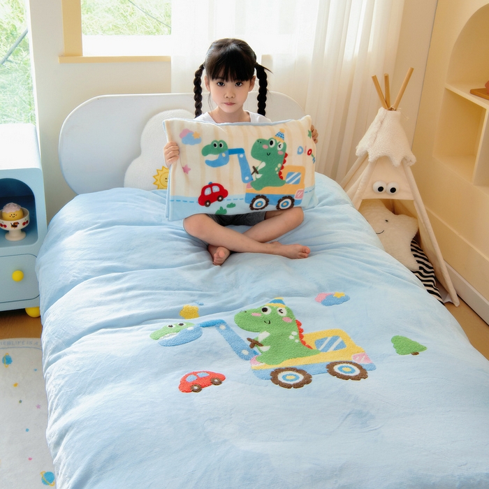 91家纺网 家纺一手货源 找家纺 鱼宝 2025新款毛巾绣牛奶绒被套被芯套件 淘气恐龙