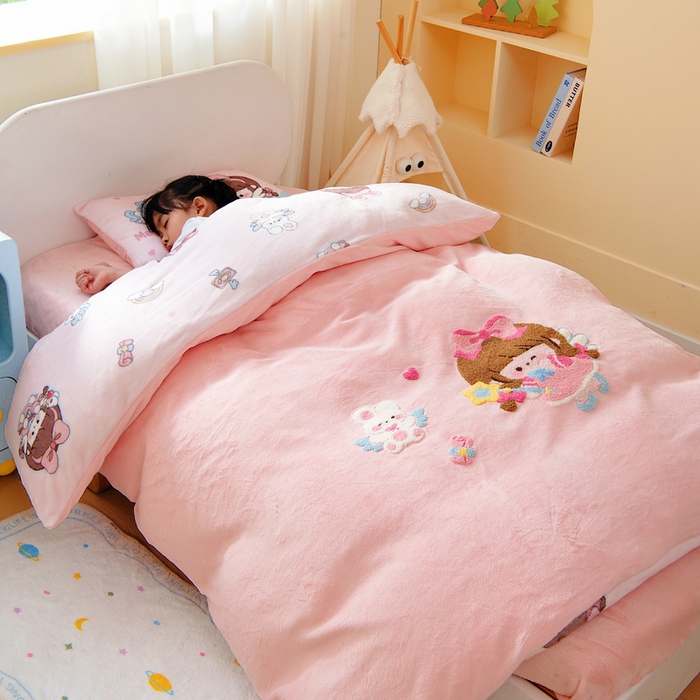 91家纺网 家纺一手货源 找家纺 鱼宝 2025新款毛巾绣牛奶绒被套被芯套件 小魔仙