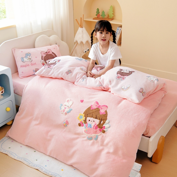 91家纺网 家纺一手货源 找家纺 鱼宝 2025新款毛巾绣牛奶绒被套被芯套件 小魔仙