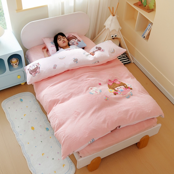 91家纺网 家纺一手货源 找家纺 鱼宝 2025新款毛巾绣牛奶绒被套被芯套件 小魔仙