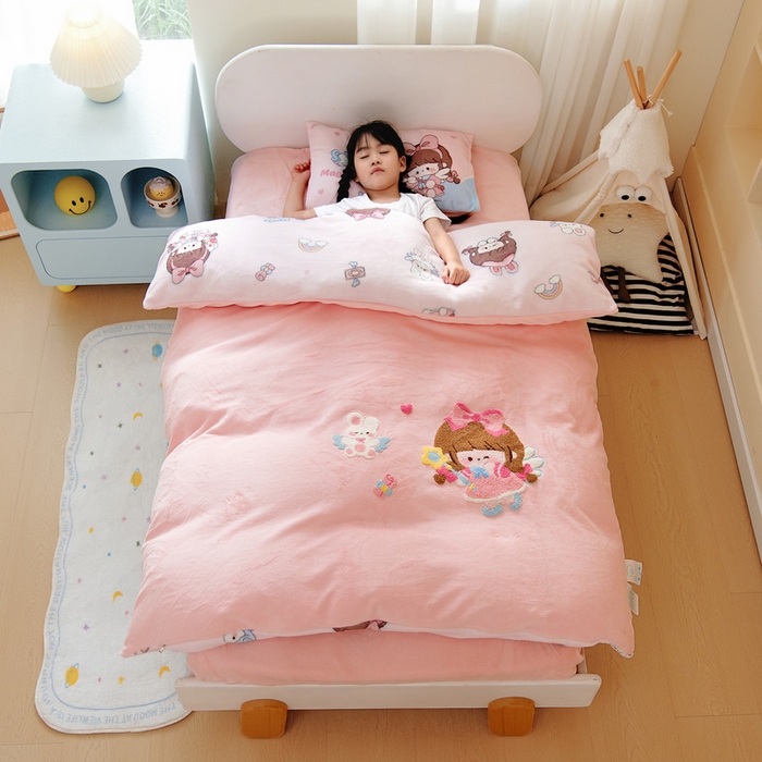 91家纺网 家纺一手货源 找家纺 鱼宝 2025新款毛巾绣牛奶绒被套被芯套件 小魔仙