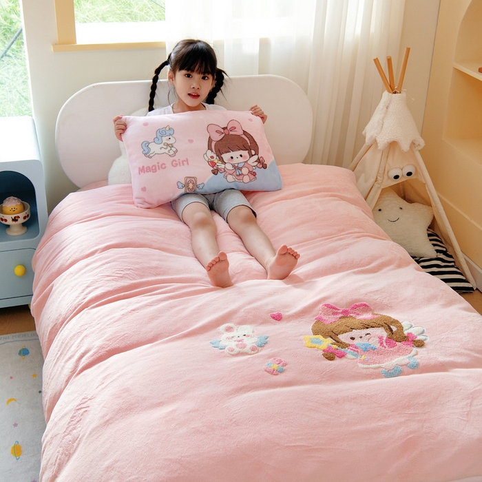 91家纺网 家纺一手货源 找家纺 鱼宝 2025新款毛巾绣牛奶绒被套被芯套件 小魔仙