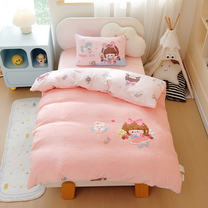 91家纺网 家纺一手货源 找家纺 鱼宝 2025新款毛巾绣牛奶绒被套被芯套件 小魔仙