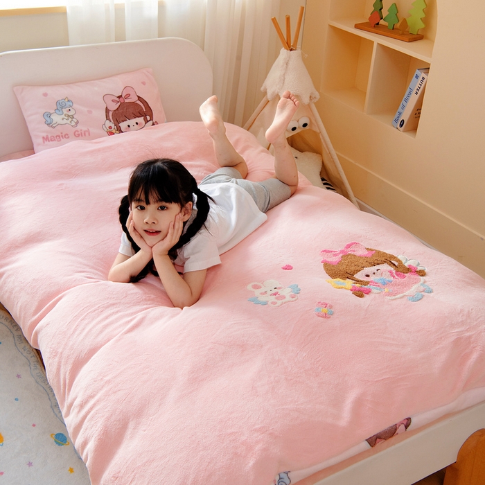 91家纺网 家纺一手货源 找家纺 鱼宝 2025新款毛巾绣牛奶绒被套被芯套件 小魔仙