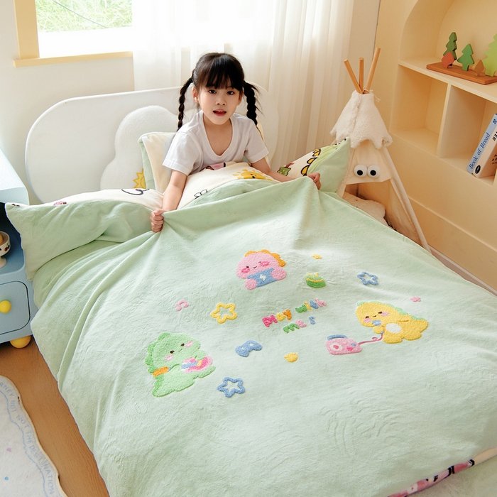 91家纺网 家纺一手货源 找家纺 鱼宝 2025新款毛巾绣牛奶绒被套被芯套件 小奶龙