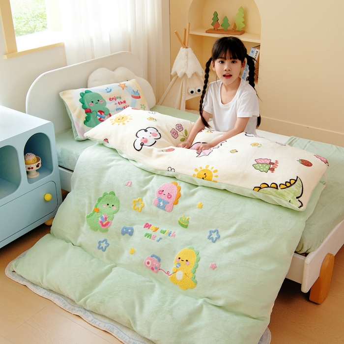 91家纺网 家纺一手货源 找家纺 鱼宝 2025新款毛巾绣牛奶绒被套被芯套件 小奶龙