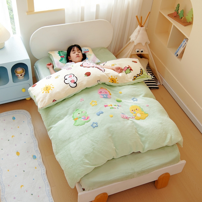 91家纺网 家纺一手货源 找家纺 鱼宝 2025新款毛巾绣牛奶绒被套被芯套件 小奶龙