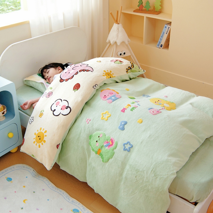 91家纺网 家纺一手货源 找家纺 鱼宝 2025新款毛巾绣牛奶绒被套被芯套件 小奶龙