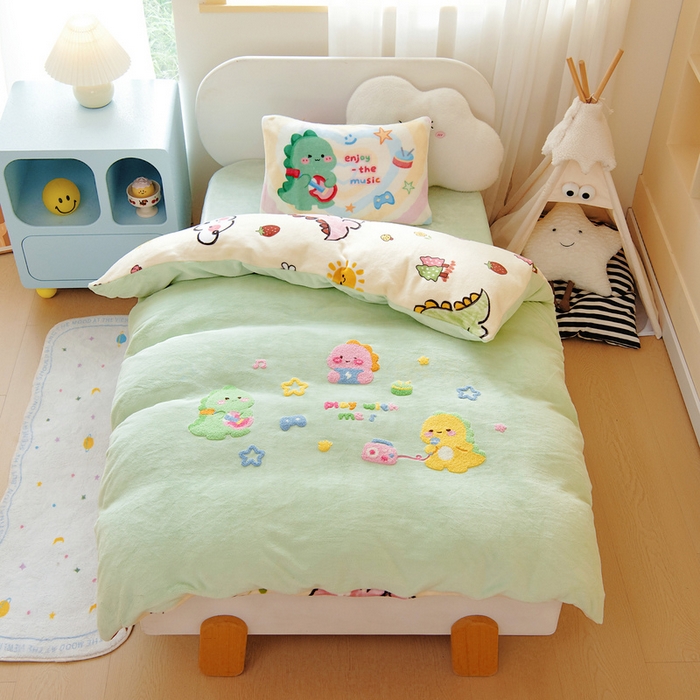 91家纺网 家纺一手货源 找家纺 鱼宝 2025新款毛巾绣牛奶绒被套被芯套件 小奶龙