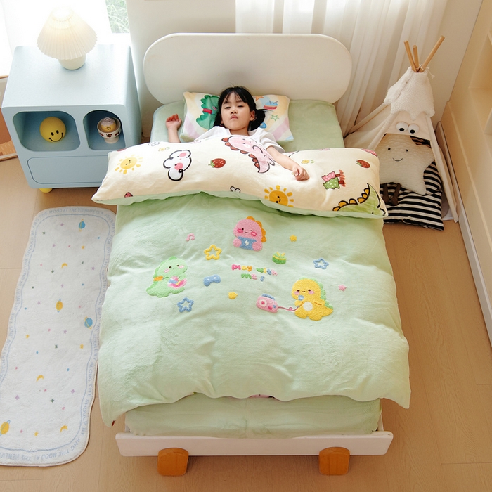 91家纺网 家纺一手货源 找家纺 鱼宝 2025新款毛巾绣牛奶绒被套被芯套件 小奶龙